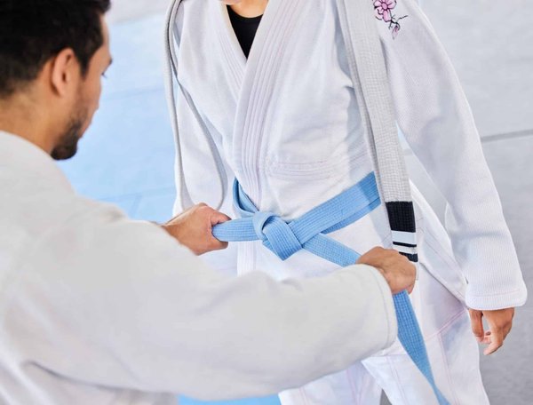 Comment maîtriser les techniques de coups de pied circulaires en Taekwondo et quel est leur rôle tactique?
