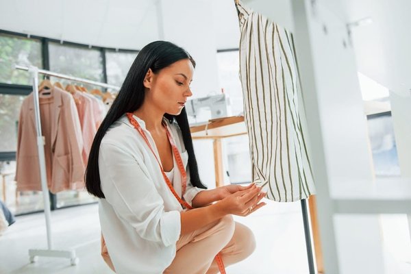 Quelle est l'influence des exercices de renforcement du poignet sur la précision des coups en karaté?