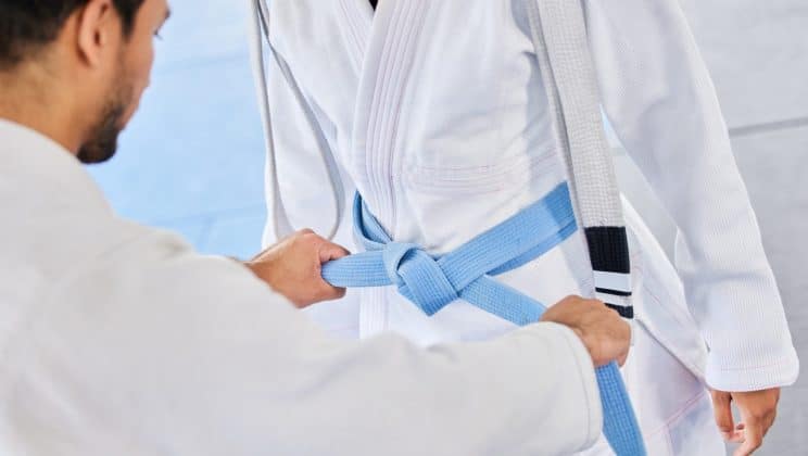 Comment maîtriser les techniques de coups de pied circulaires en Taekwondo et quel est leur rôle tactique?